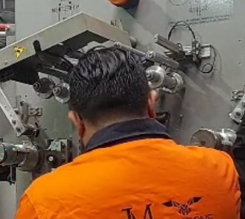 Técnico de JM Solutions dando mantenimiento a una enmalladora
